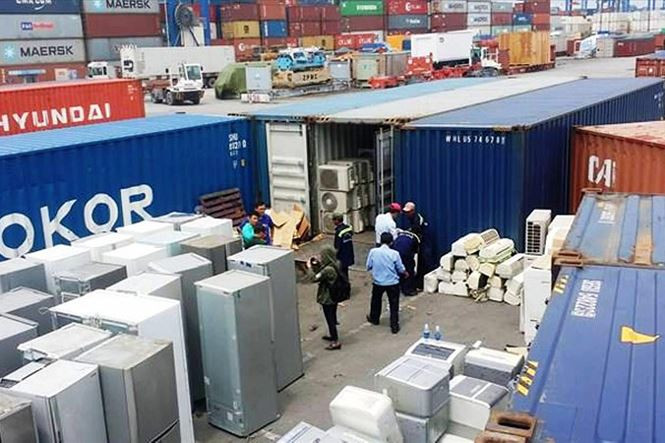 Hàng nghìn container rác thải đang nằm tại cảng Cát Lái, TPHCM. Ảnh: PV.