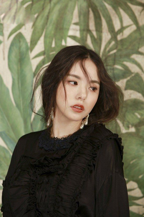 Hyo Rin cũng được khen ngợi nhiều về nhan sắc đẹp lạ.