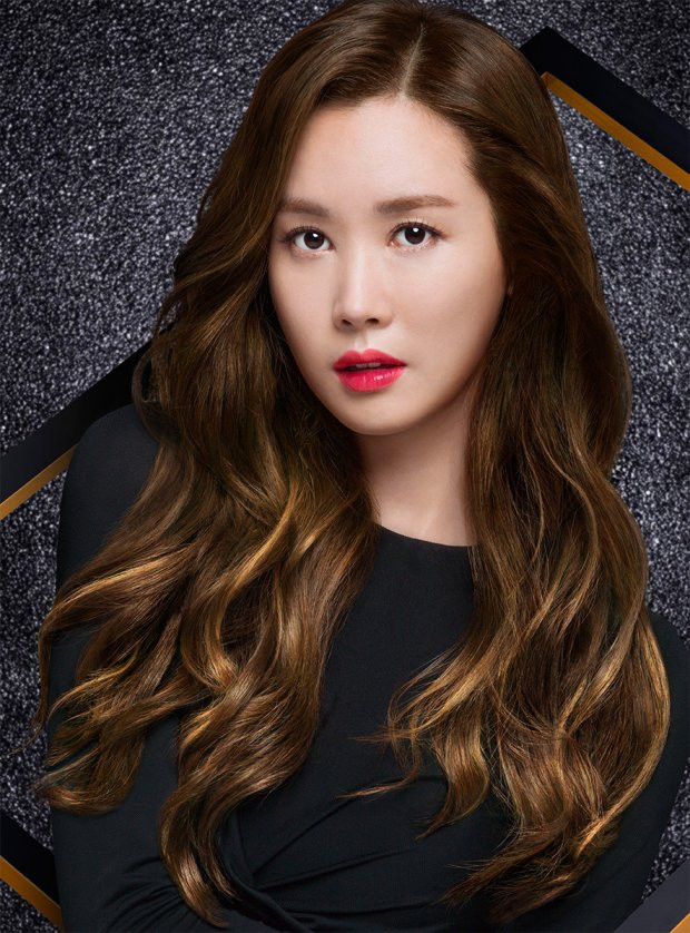 Sau nhiều năm, vị trí trong giới giải trí của Lee Da Hae vẫn vô cùng vững chắc, một phần chính bởi nhan sắc ấn tượng.