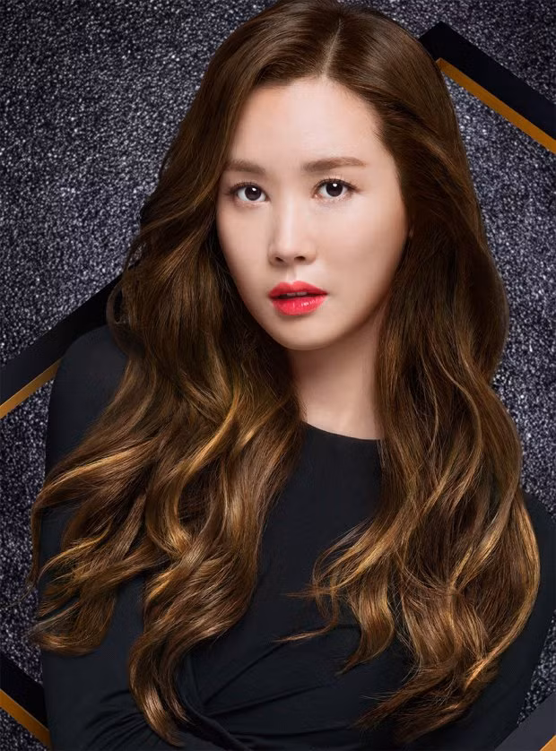 Sau nhiều năm, vị trí trong giới giải trí của Lee Da Hae vẫn vô cùng vững chắc, một phần chính bởi nhan sắc ấn tượng.