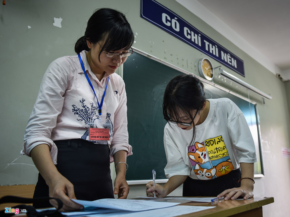 Thí sinh được cán bộ coi thi hướng dẫn kiểm tra lại thông tin cá nhân và chỉnh sửa nếu có sai sót.