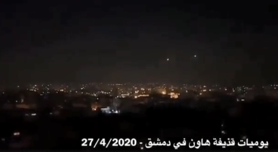 Theo tin của Hãng thông tấn nhà nước Syria SANA, vào khoảng 22h32 (giờ địa phương) hôm 4/5, lực lượng phòng không Syria đã phát hiện ít nhất một máy bay địch tiếp cận Aleppo, thành phố lớn thứ hai của đất nước, và sau đó Trung tâm nghiên cứu và phát triển tên lửa Syria ở đông nam Aleppo đã bị tấn công dữ dội.