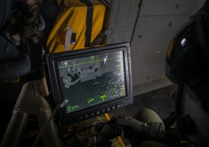 Xạ thủ súng máy sử dụng một thiết bị điều khiển tương tự như thiết bị chơi game Xbox hay Playstation, giám sát và ngắm bắn mục tiêu thông qua màn hình màu được gắn trong khoang.