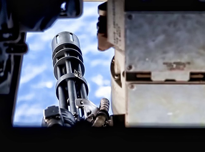 Các hình ảnh thu được được chuyển đến trắc thủ điều khiển hỏa lực trong khoang điều khiển của máy bay, hiển thị trên màn ảnh của xạ thủ súng máy.