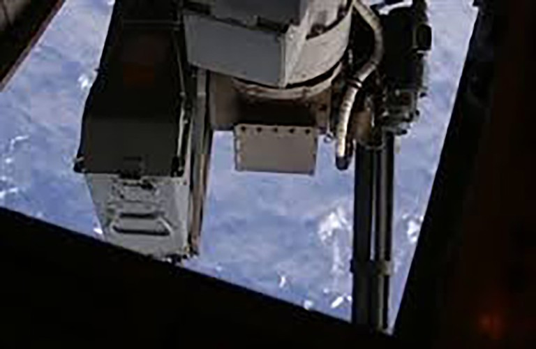 Vũ khí có bộ phận quan sát, tìm kiếm, giám sát mục tiêu bằng hệ thống camera cảm biến quang hồng ngoại – nhìn đêm IR/NV (cho phép phát hiện mục tiêu ở khoảng cách 6.500m và hiển thị màu vàng).