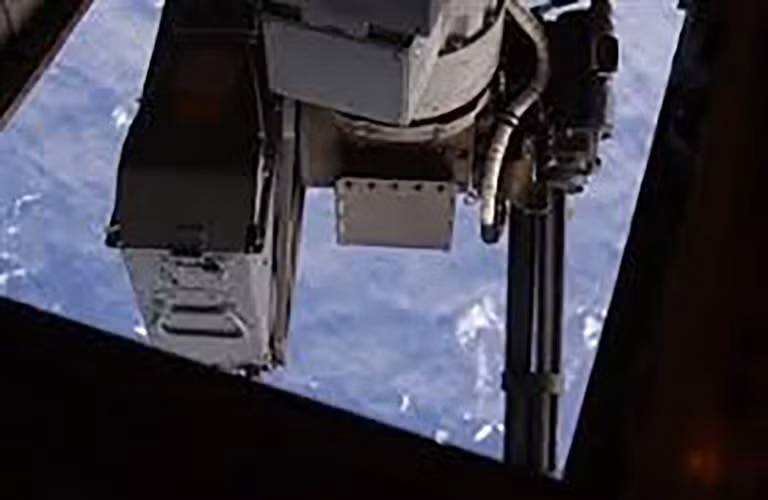 Vũ khí có bộ phận quan sát, tìm kiếm, giám sát mục tiêu bằng hệ thống camera cảm biến quang hồng ngoại – nhìn đêm IR/NV (cho phép phát hiện mục tiêu ở khoảng cách 6.500m và hiển thị màu vàng).