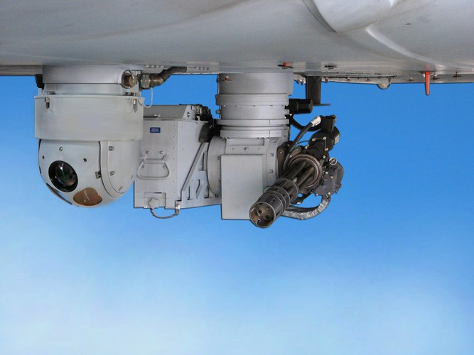 Vũ khí được phát triển bởi công ty quốc phòng, an ninh và hàng không quân sự BAE Systems. DWS có thể được lắp đặt trên nhiều phương tiện chiến đấu khác nhau.