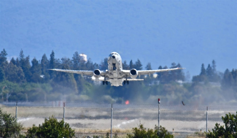 Hệ thống radar mới được định danh là AAS được lắp ở dưới bụng máy bay trong một hộp chứa khí động hình chữ nhật. Theo thông tin sơ bộ, AAS sẽ giúp máy bay P-8A Poseidon có thể phát hiện và theo dõi các mục tiêu di động hay cố định trên mặt đất, mặt biển với tầm quét lớn hơn nhiều so với trước đó.
