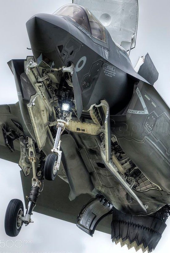 Điểm yếu này đã được vị chuyên gia hàng đầu của Mỹ là Dave Majumbar cho rằng, để có thể giành lợi thế trước Su-35, trong tương lai F-35 Mỹ có thể hy vọng vào loại tên lửa không đối không tầm ngắn AIM-9X khi chúng được tích hợp lên chiến đấu cơ tàng hình này.