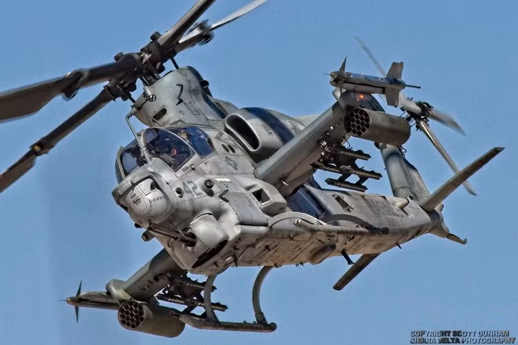 AH-1Z Viper có chiều dài 17,8m, chiều cao 4,37m và đường kính cánh quạt 14,6m. Mỗi máy bay AH-1Z có thể mang được hơn 2 tấn vũ khí và trang thiết bị quân sự.