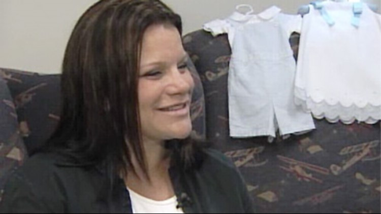 Chú ý gì khi mang song thai: Mang bầu đôi, cần bồi bổ nhiều hơn Để đảm bảo cho cả 2 thai nhi phát triển tốt nhất trong bụng mẹ, bạn cần phải tăng từ 16 – 20 kg trong suốt thời gian thai nghén. Tương đương với việc mẹ bầu song thai phải dung nạp gấp đôi năng lượng so với bà bầu đơn thai, tức gấp 2 lần số năng lượng khuyến cáo là 500 calo/ngày. Nếu ăn quá ít, không hấp thu đủ dưỡng chất và năng lượng khi bầu bí đồng nghĩa với việc mẹ bầu đang “đặt cược” với sức khỏe và tính mạng của các bé.