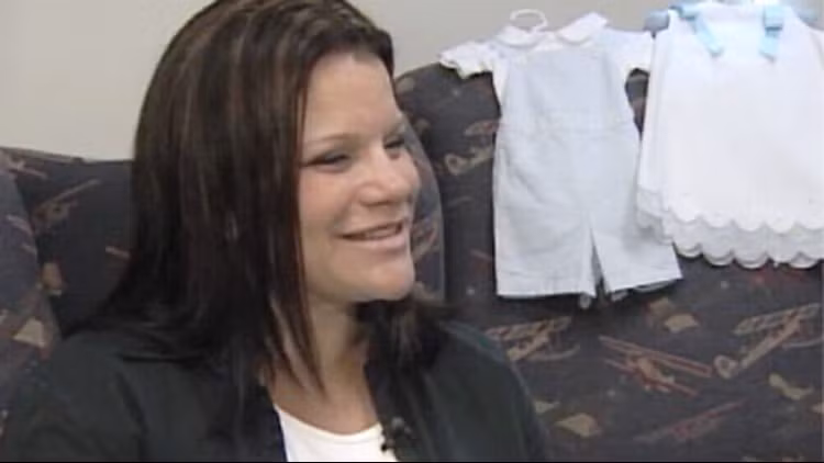 Chú ý gì khi mang song thai: Mang bầu đôi, cần bồi bổ nhiều hơn Để đảm bảo cho cả 2 thai nhi phát triển tốt nhất trong bụng mẹ, bạn cần phải tăng từ 16 – 20 kg trong suốt thời gian thai nghén. Tương đương với việc mẹ bầu song thai phải dung nạp gấp đôi năng lượng so với bà bầu đơn thai, tức gấp 2 lần số năng lượng khuyến cáo là 500 calo/ngày. Nếu ăn quá ít, không hấp thu đủ dưỡng chất và năng lượng khi bầu bí đồng nghĩa với việc mẹ bầu đang “đặt cược” với sức khỏe và tính mạng của các bé.