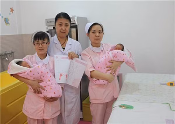 Được biết, chị Angie có tới 2 tử cung và đã thụ thai gần như cùng lúc. Một bào thai được hình thành khi bào thai kia đã được 1 tuần tuổi. Và nhờ nhận được dưỡng chất từ mẹ nên hai bào thai đã phát triển bình thường. Tuy nhiên, theo các chuyên gia, tình trạng mang thai này khiến cho thai kỳ nguy hiểm và khó theo dõi. Bác sĩ đã lo lắng hai bé sẽ không sinh ra cùng lúc. Nhưng rất may là hai bé đã ra đời cùng lúc nhờ phương pháp sinh mổ.