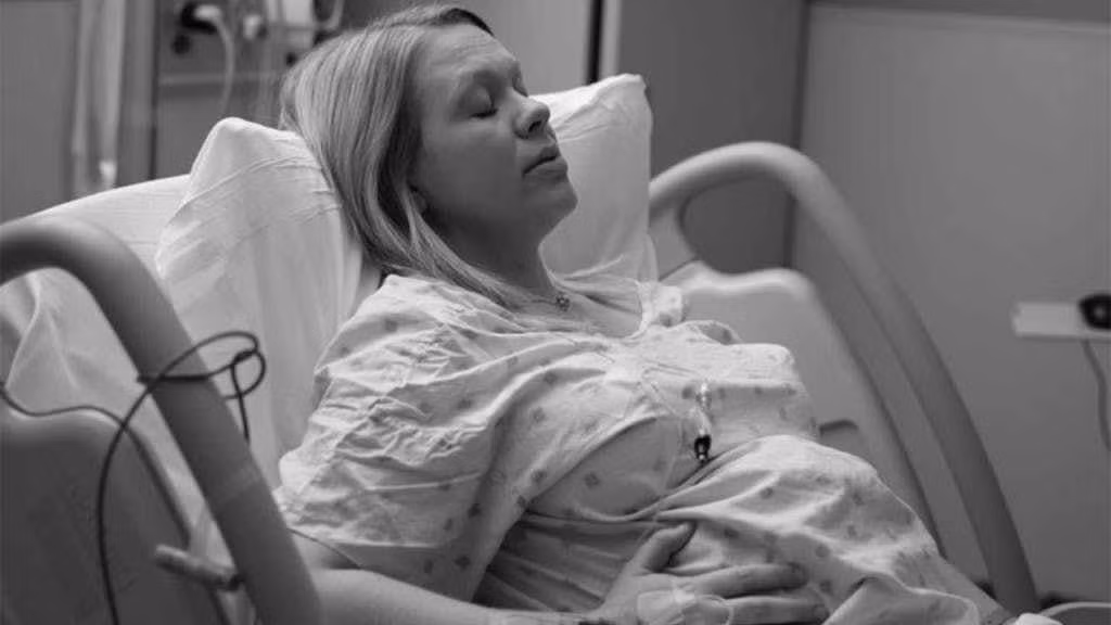 Chị em mang thai đôi cần được theo dõi thai kỳ sát sao tại các bệnh viện hoặc phòng khám sản uy tín. Vì vậy, các mẹ hãy nhớ khám thai theo đúng lịch hẹn của bác sĩ và đến bệnh viện ngay nếu nhận thấy bất cứ vấn đề gì không ổn trong thai kỳ vì nguy cơ sảy thai hoặc sinh non với mẹ mang song thai sẽ cao hơn nhiều.