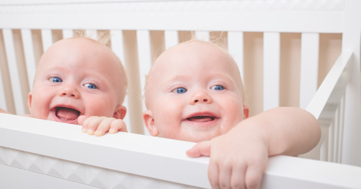 Việc mẹ hạn chế ăn uống, ăn không đủ dinh dưỡng sẽ càng làm tăng nguy cơ gây sẩy thai, sinh non, bé sinh ra bị thiếu trọng lượng vốn đã là mối đe dọa thường trực khi mang bầu song sinh.