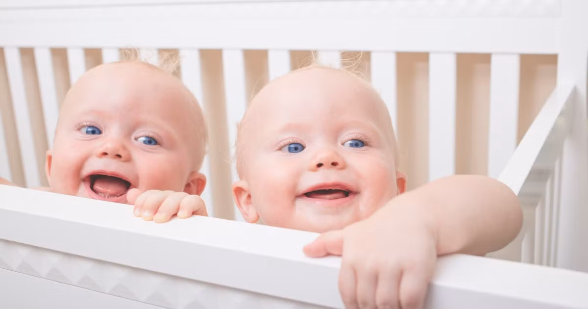 Việc mẹ hạn chế ăn uống, ăn không đủ dinh dưỡng sẽ càng làm tăng nguy cơ gây sẩy thai, sinh non, bé sinh ra bị thiếu trọng lượng vốn đã là mối đe dọa thường trực khi mang bầu song sinh.