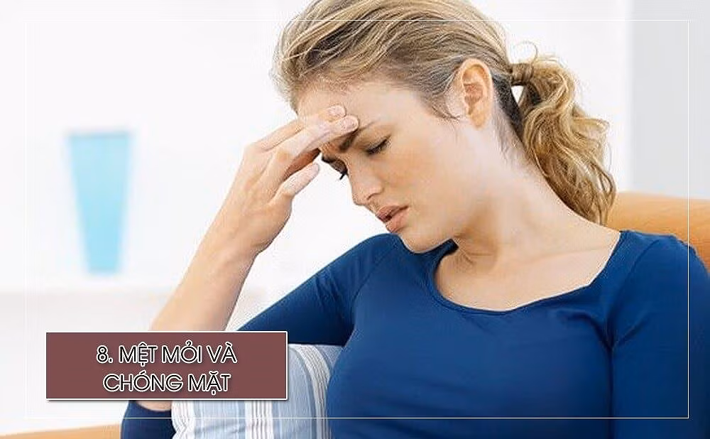 Theo các chuyên gia y tế, mệt mỏi là dấu hiệu ít phổ biến hơn của bệnh động mạch vành, nhưng nó có thể xảy ra. Những triệu chứng này có thể phát triển do cơ thể bị giảm lượng oxy vì lưu lượng máu chuyển hóa kém; triệu chứng thường xảy ra phổ biến hơn ở phụ nữ.