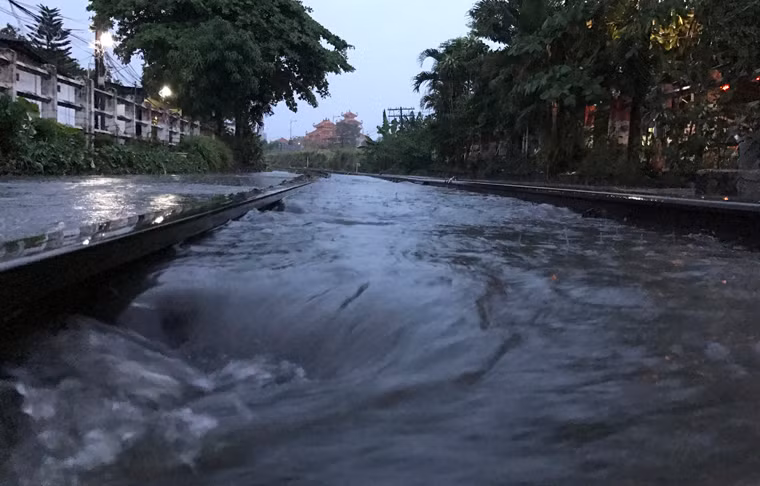 Tuyến đường sắt Bắc Nam tại khu gian Bình Chiểu - Sóng Thần chìm trong biển nước khiến ngành đường sắt phải phong toà nhiều chuyến tàu. Đây là cơn mưa trái mùa lớn thứ 2 trong những ngày đầu tháng 4. Hoa