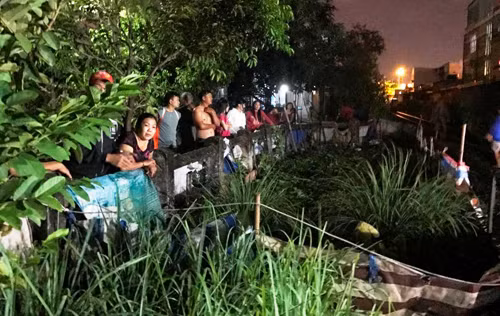 Nguoi dan ong ngoi giua duong ray bi tau hoa tong chet-Hinh-2