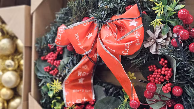 Do trang tri giang sinh ruc ro sac mau xuong pho gia binh dan-Hinh-9