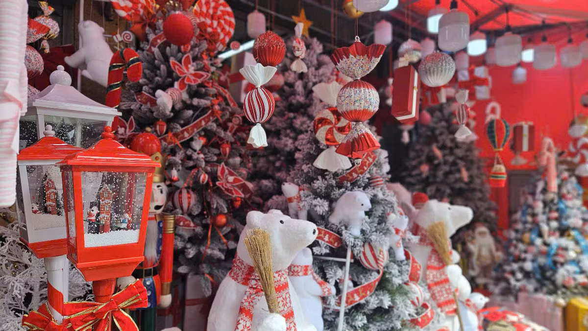 Do trang tri giang sinh ruc ro sac mau xuong pho gia binh dan-Hinh-2