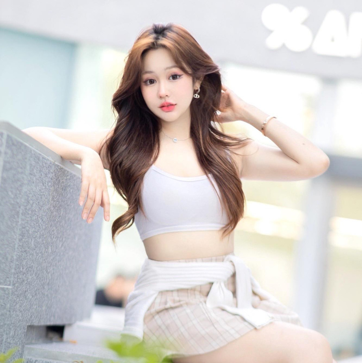 Cô nàng được nhiều người ví như "thần tượng" bởi sở hữu nét đẹp vừa trong trẻo lại vừa gợi cảm.