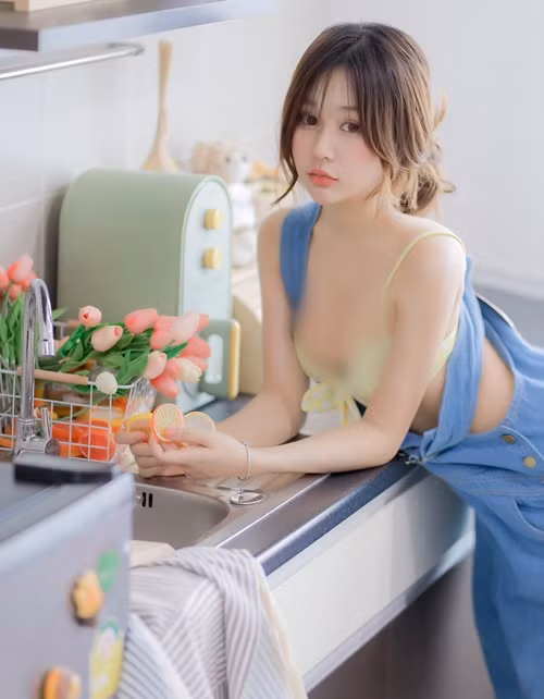 Những ngày gần đây, hình ảnh hot girl xinh đẹp Nol Lanee, người Thái Lan, diện đồ hở hang, khoe dáng bốc lửa khi vào bếp nhận được sự chú ý của không ít người. (Nguồn ảnh: IG)