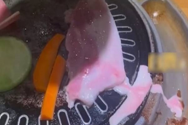 Thit lon ri ra chat long la, khach bao canh sat va cai ket