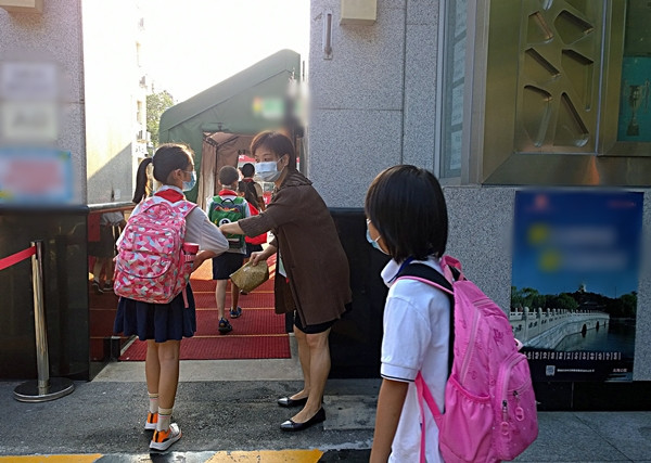 Hoc sinh khong den truong, co giao goi dien phat hien chuyen tham khoc