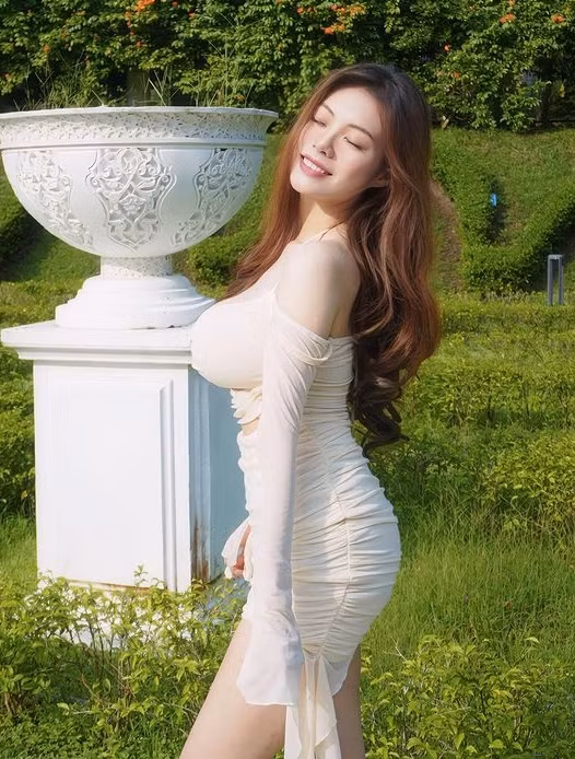 Không chỉ có khuôn mặt xinh đẹp, mái tóc bồng bềnh, thân hình đồng hồ cát đẹp tuyệt mỹ...