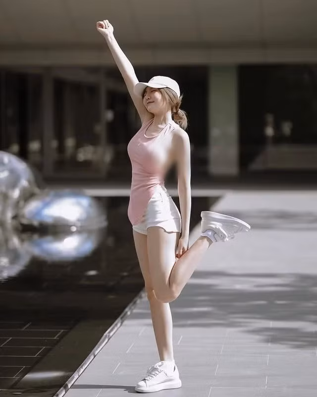 Trong loạt trang phục này, hot girl Thái Lan khoe được toàn bộ đường cong gợi cảm bốc lửa của cô nàng.