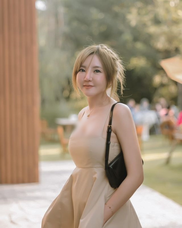 Được biết, Kanoktip Tummanon là hot girl rất năng động, từ một người mẫu, cô nàng đã bước vào lĩnh vực kinh doanh thời trang.