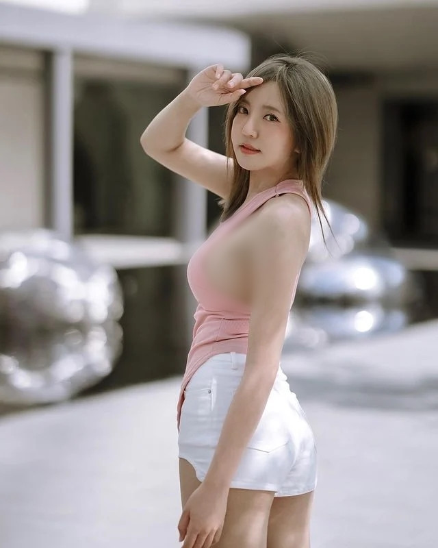 Tuy vậy, cũng có người cho rằng trang phục của Kanoktip Tummanon chỉ thích hợp để diện trong phòng tập...