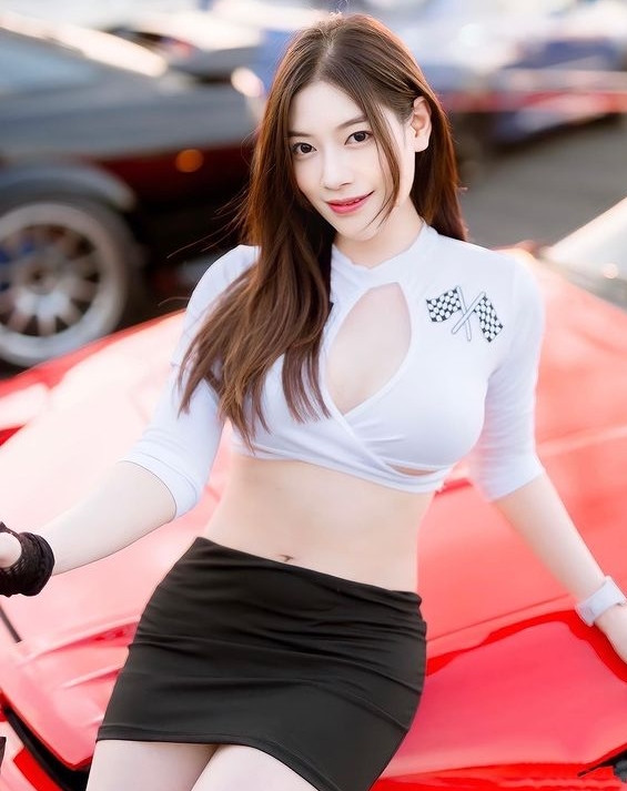 Hiểu rõ lợi thế của mình, hot girl Narisara Stang quyết định chọn con đường làm người mẫu dù ngành học của cô không chút liên quan.