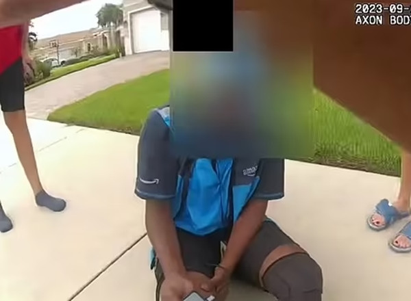 Con rắn này là rắn đuôi chuông lưng kim cương phương Đông, sau khi phát ra tiếng động lớn, nó lao đến nhanh như điện, cắn vào đùi sau của cô Monet.