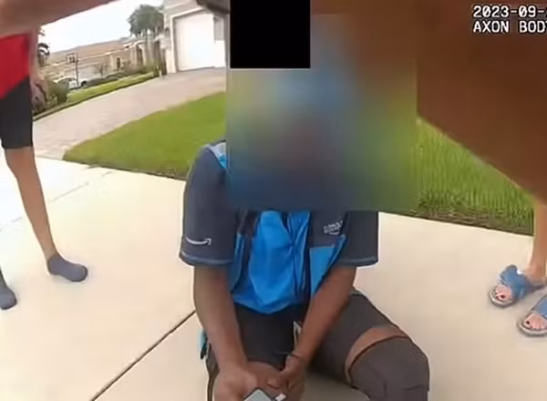 Con rắn này là rắn đuôi chuông lưng kim cương phương Đông, sau khi phát ra tiếng động lớn, nó lao đến nhanh như điện, cắn vào đùi sau của cô Monet.