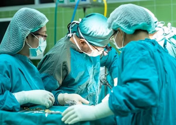 Ton thuong tam ly vi vao phong sinh cung vo, chong kien bac si