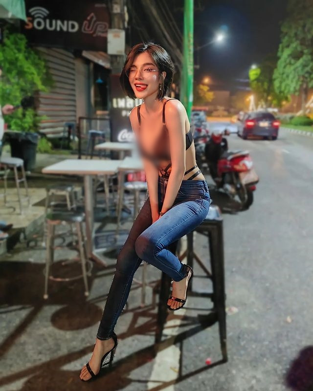 Trong hình ảnh này, hot girl Warunee Punsin diện áo nội y kết hợp quần jean, khoe dáng tại một quán ăn.