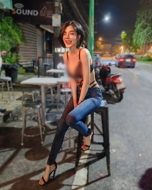 Trong hình ảnh này, hot girl Warunee Punsin diện áo nội y kết hợp quần jean, khoe dáng tại một quán ăn.