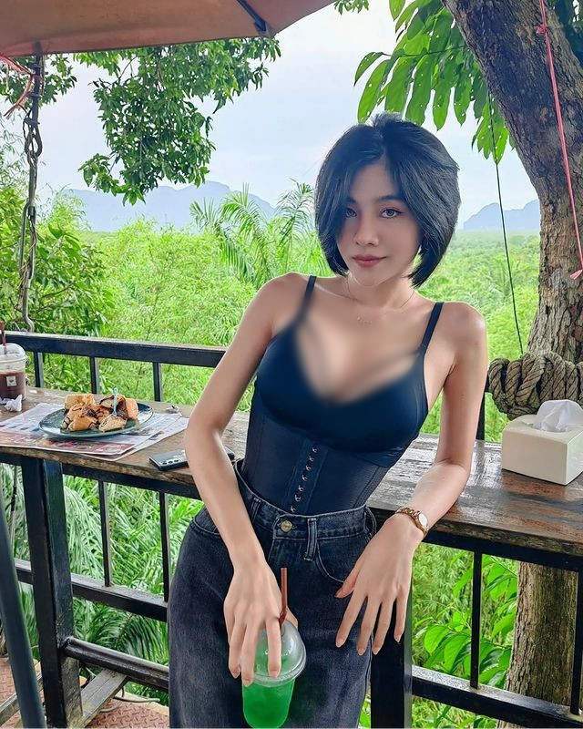 Thậm chí, một số anti fan còn cho rằng Warunee Punsin đang tự hạ thấp giá trị của mình bằng những trang phục "rẻ tiền".