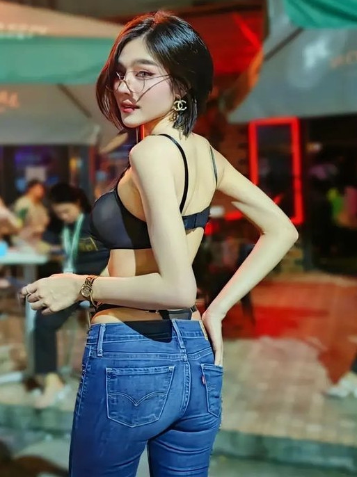 Có những hình ảnh, Warunee Punsin xuất hiện trong trang phục nội y, khiến nhiều người không khỏi khó chịu.