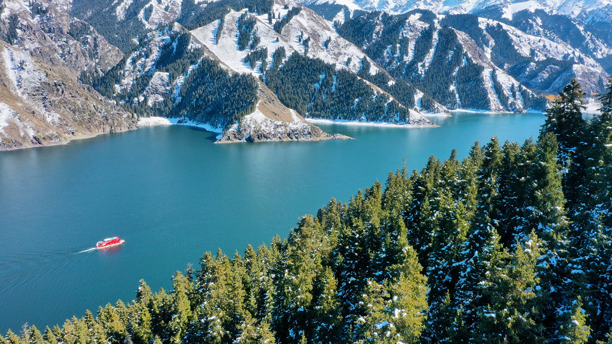 Ngược lại, những ghi chép về thủy quái hồ Thiên Trì ở Thiên Sơn rất hiếm. Vào những năm 2003, 2004 và 2013, nhiều khách du lịch khẳng định đã chụp ảnh hoặc chứng kiến những con cá màu bạc rất lớn hoặc những sinh vật lạ dài hàng chục mét di chuyển.