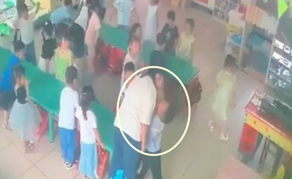 Con “khoe” khong bi co giao danh, me phat hien chuyen dau long