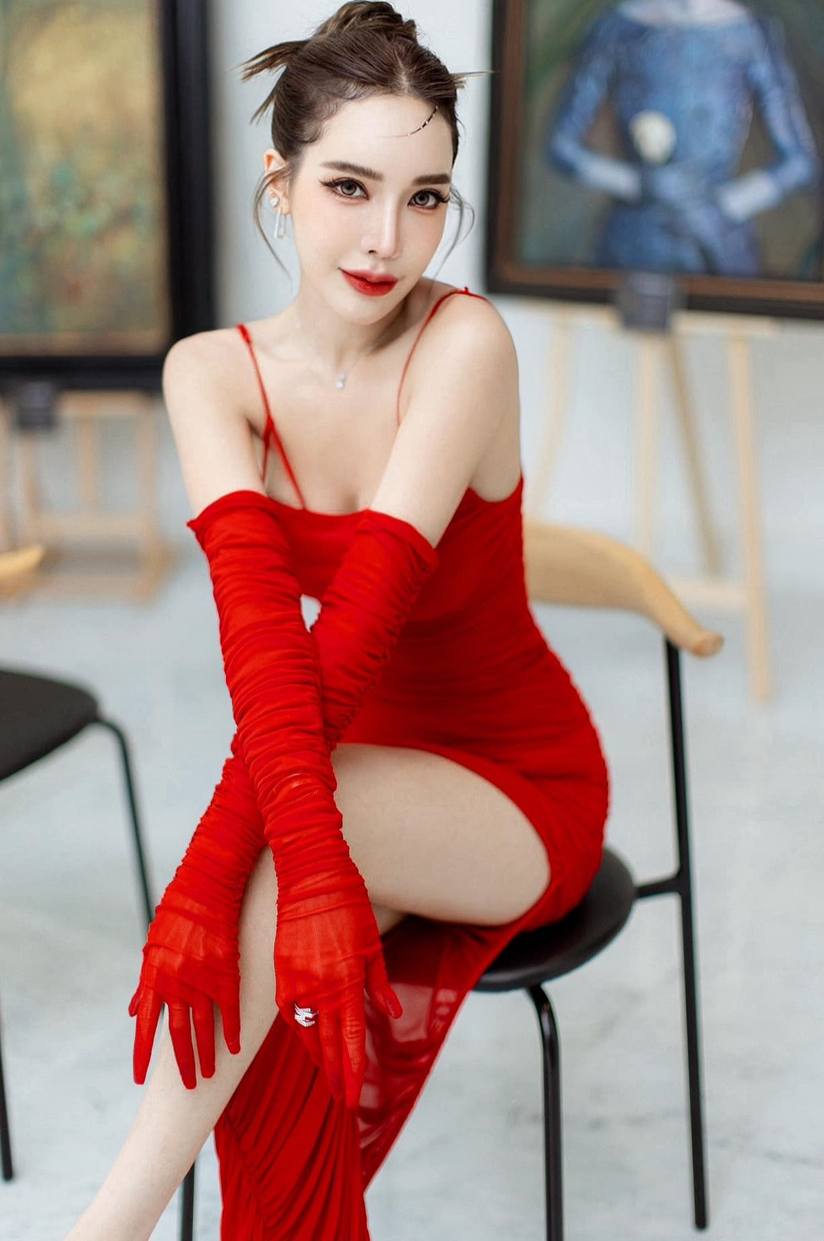 Không chỉ xinh đẹp, cô nàng còn cực kỳ thông minh, tháo vát, được ca ngợi là vừa sắc vừa tài.