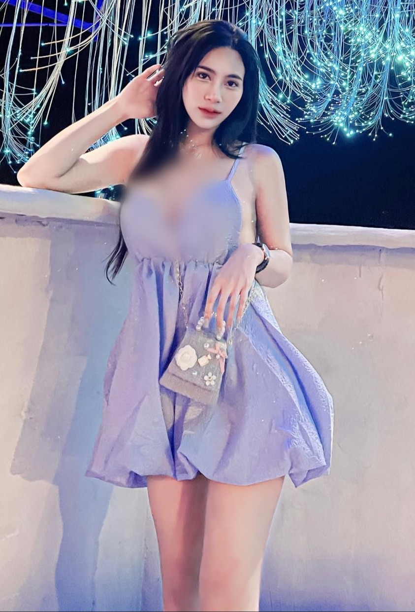 Tuy nhiên, cũng có những bộ trang phục khiến hot girl bị chỉ trích vì quá mát mẻ, phản cảm.