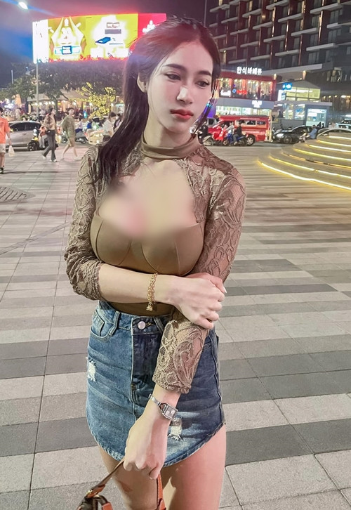 Theo chính chủ chia sẻ, cô nàng đi du lịch Hàn Quốc và dù tiết trời sang thu khá lạnh, Thanistha Thongsorn vẫn thoải mái diện thiết kế cắt xẻ táo bạo phần ngực.