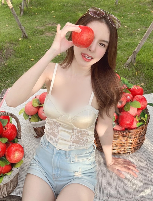 Các fan hi vọng cô nàng biết giới hạn giữa phản cảm và gợi cảm, không đánh mất chính mình.