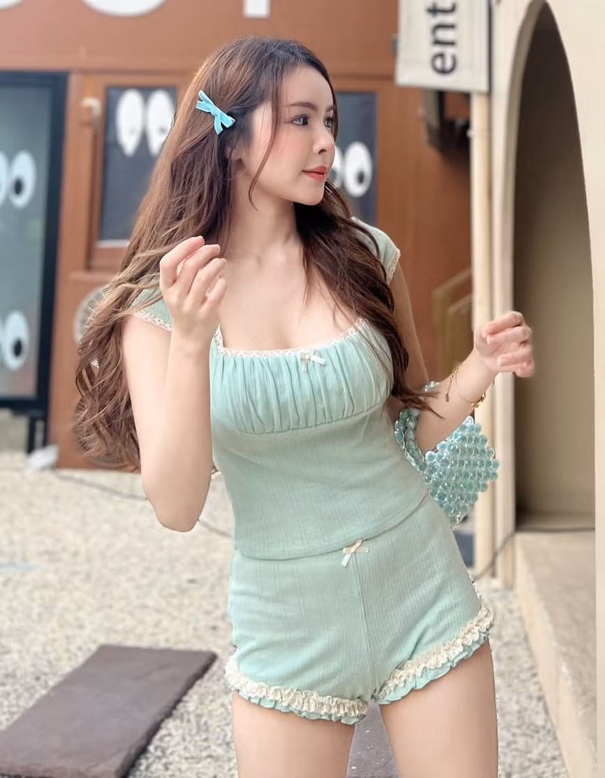 Tuy vậy, bên cạnh những lời tán dương nhan sắc và dáng vóc của hot girl, cũng có không ít lời chê bai, chỉ trích.