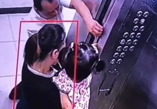 Cho con dua nghich trong thang may, me tra gia dat-Hinh-2