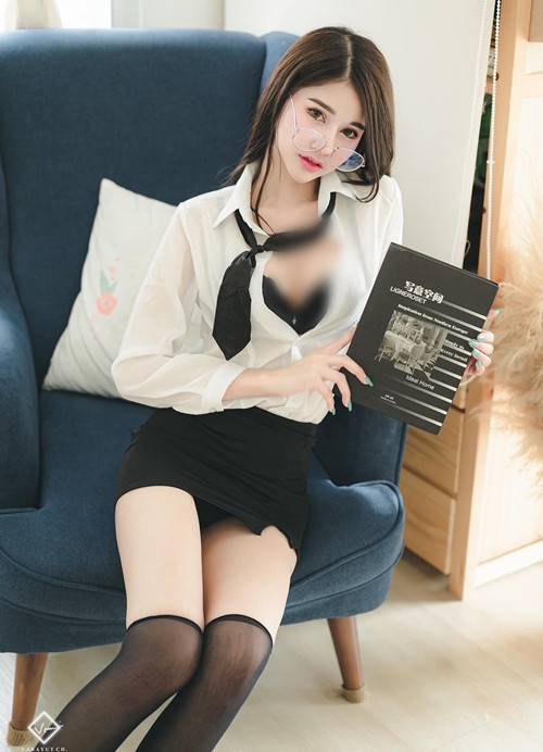 Tuy vậy, cũng không ít người chỉ trích Aareya Laman ăn mặc quá hở, bất chấp tất cả để "kéo nhiệt" cho bản thân.